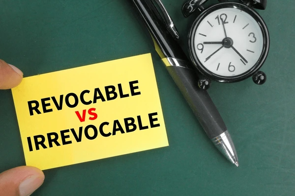 Comparison chart detailing the key differences between Revocable and Irrevocable Living Trusts, focusing on asset control and creditor protection in Malaysia.